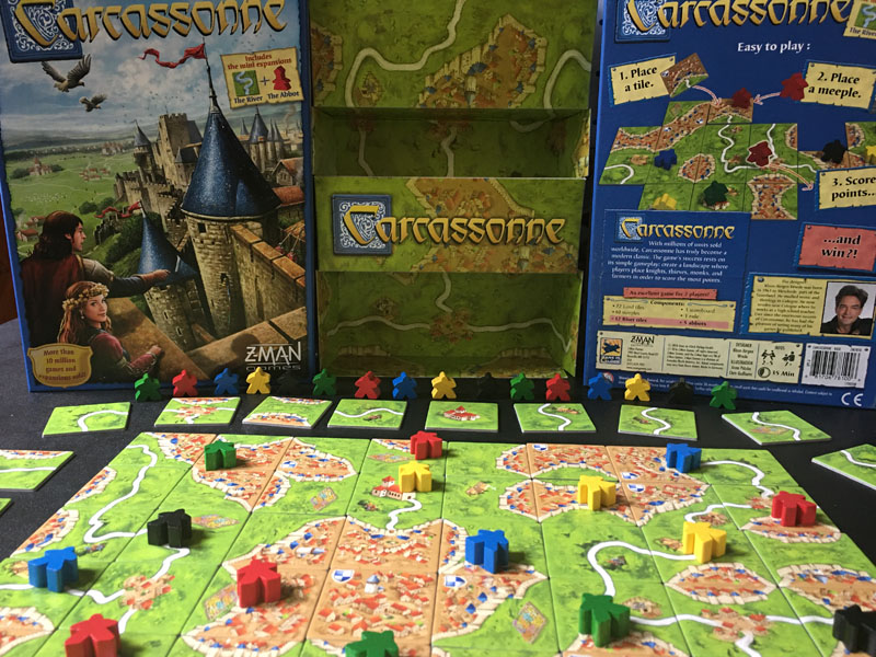 pudełko i zawartość gry Carcassonne